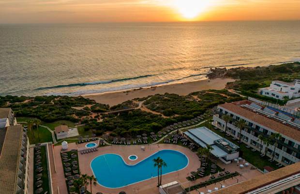 Aproveite o verão ao máximo. Hotel ILUNION Calas de Conil Conil de la Frontera