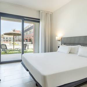 Quarto duplo acesso a jardim Hotel ILUNION Calas de Conil Conil de la Frontera